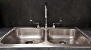 Débouchage Efficace de votre Évier de Cuisine : Conseils et Techniques