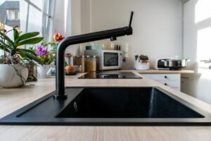 Installation d'un Évier de Cuisine : Guide Complet pour Débutants