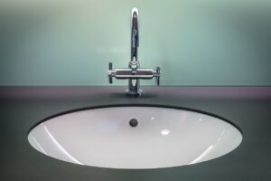 7 Étapes Clés pour Installer un Nouveau Lavabo dans votre Salle de Bain